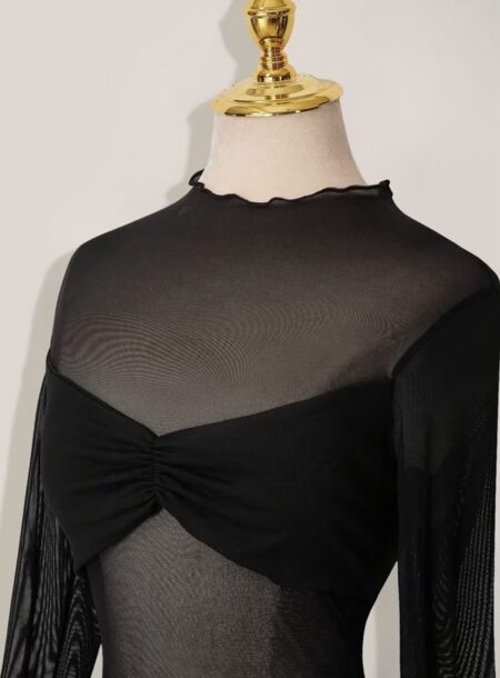 Vêtements d'hiver ou été pour femmes, robes élégantes et raffinées pour les fêtes de jour, avec col montant, manches longues et une robe plissée à double couche et volants, fabriquée dans un tissu d'automne ou été.