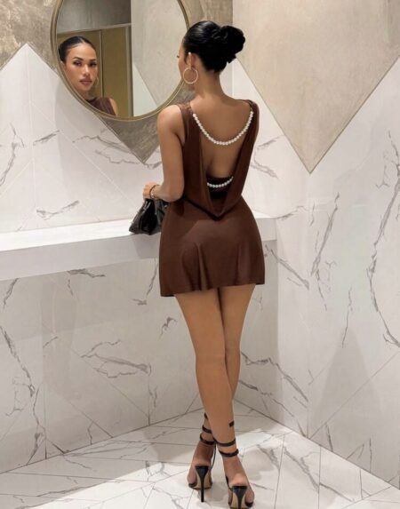 Robe courte Tendances Slaydiva Nouvelle Arrivée Bateau Col Sans Manches Plissé Taille Dos Nu Perle Chaîne Décor A-Line Mini Robe, Satin Élastique Marron, Convient Pour Fête D'Anniversaire, Cocktail, Saint-Valentin, Halloween, Noël, Mariage ^