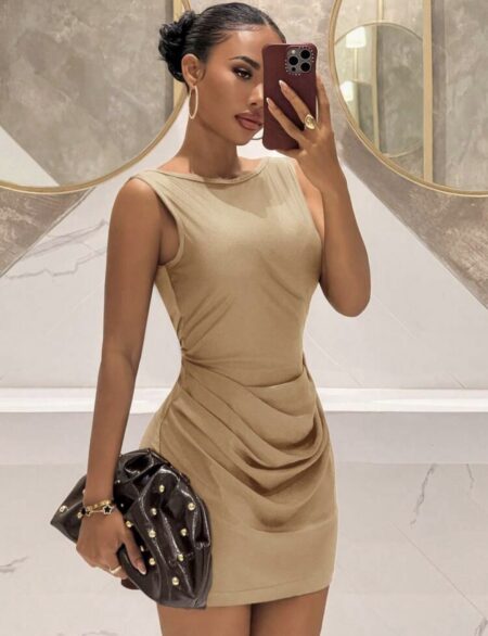 Robe courte Tendances Slaydiva Nouvelle Arrivée Bateau Col Sans Manches Plissé Taille Dos Nu Perle Chaîne Décor A-Line Mini Robe, Satin Élastique beige